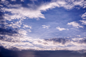 Obraz premium Background and texture of bright blue sky and cotton clouds with sun lights on afternoon summer.