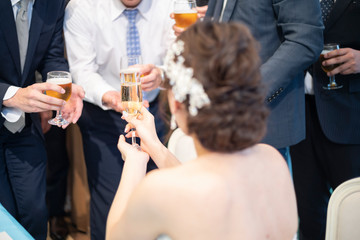 結婚式　乾杯する新婦の後ろ姿