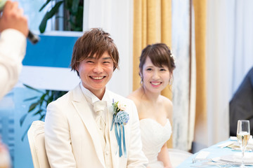 結婚式 フラワーシャワーで祝福される笑顔の新郎と新婦 Wall Mural West Photo 結婚式 フラワーシャワーで祝福される笑顔の新郎と新婦 Wall Mural West Photo