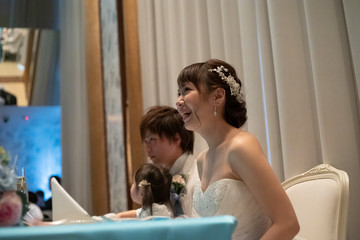 結婚式 フラワーシャワーで祝福される笑顔の新郎と新婦 Wall Mural West Photo