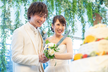 結婚式　ケーキカットをする二人