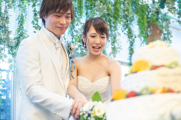 結婚式 フラワーシャワーで祝福される笑顔の新郎と新婦 Wall Mural West Photo