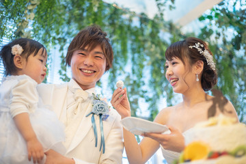 結婚式 フラワーシャワーで祝福される笑顔の新郎と新婦 Wall Mural West Photo 結婚式 フラワーシャワーで祝福される笑顔の新郎と新婦 Wall Mural West Photo