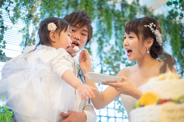 結婚式 フラワーシャワーで祝福される笑顔の新郎と新婦 Wall Mural West Photo