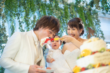 結婚式 フラワーシャワーで祝福される笑顔の新郎と新婦 Wall Mural West Photo 結婚式 フラワーシャワーで祝福される笑顔の新郎と新婦 Wall Mural West Photo
