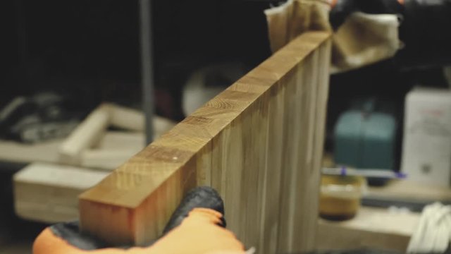 Work causes the nail to the wooden detail