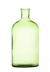 Un vase bouteille transparent vert sur fond blanc