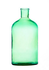 Un vase bouteille translucide vert sur fond blanc