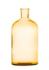 Un vase forme bouteille translucide jaune sur fond blanc