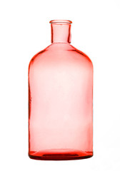 Un vase transparent rouge sur fond blanc