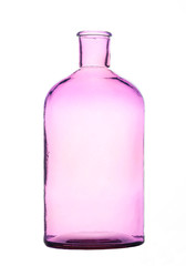 Un vase bouteille translucide rose sur fond blanc