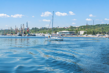 Fototapeta na wymiar The yacht sails from the river port of Ulyanovsk.