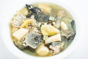 Nutritious and delicious yam glutinous rice turtle soup
