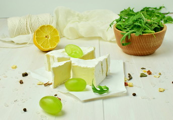 blue cheese with grapes and rucola in a wooden bowl