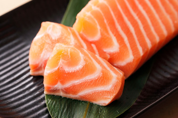 サーモンの刺身　Raw salmon sashimi