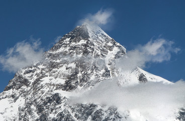 Wolken über dem Gipfel des K2
