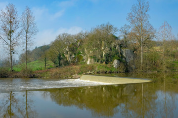 Fototapeta na wymiar Barrage sur la Mayenne