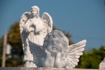 2 weiße engelsstatuen auf amerikanischem Friedhof