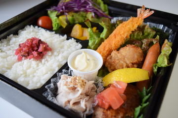 幕の内弁当　高級弁当　弁当　豚肉　唐揚げ　エビフライ　ウインナー　メンチ　コロッケ　ハンバーグ