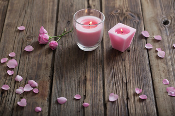Obraz na płótnie Canvas candles and roses on wooden background