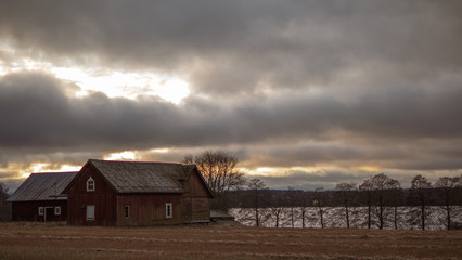 Obraz premium House by the lake in the country