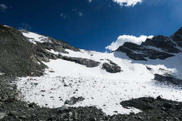 Obraz premium Snowy mountain pass in Altai Mountains. Belukha national park. Altai, Russia