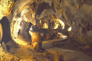 ラオスバンビエンにあるタムチェン洞窟