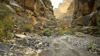 Wanderweg durch das Wadi Ghul, Oman  - obrazy, fototapety, plakaty