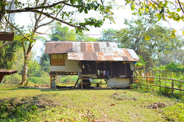 ラオスバンビエンの田舎町にある古家