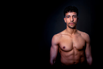 Fototapeta premium Trening fitness, mężczyźni, sala treningowo - rekreacyjna, trening sportowy, trening crossowy