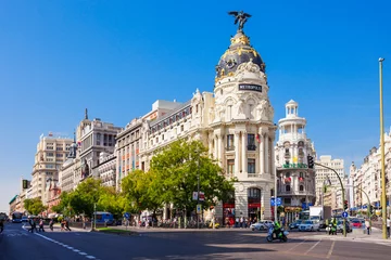 Tuinposter Het Metropolis-kantoorgebouw in Madrid, Spanje © saiko3p