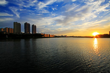 Fototapeta premium rivers natural scenery in the evening
