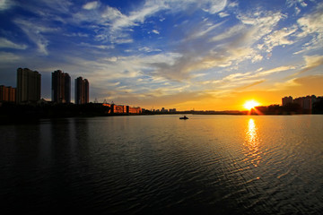 Fototapeta premium rivers natural scenery in the evening