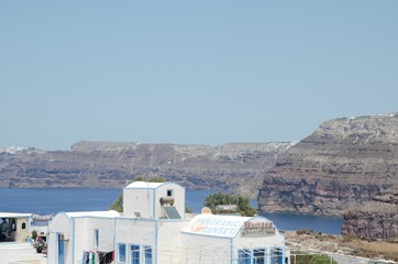 Fototapeta premium Beautiful view of the Santorini cliff with a whit building in front of