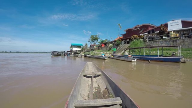 Collection Asie : Laos &agrave; bord d'une barque de p&ecirc;cheur