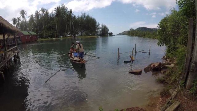 Collection Asie : P&ecirc;cheur sur une barque