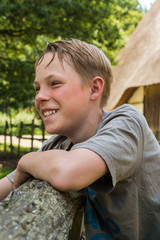 Teenager blüht in der Natur auf