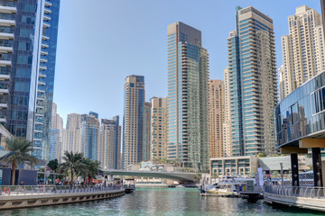 Fototapeta na wymiar Gratte-ciel de Dubaï