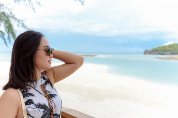 Fototapeta na wymiar Woman tourist on the beach in Thailand