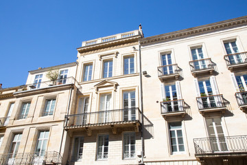 Fototapeta na wymiar Haussmann facade building in Bordeaux France