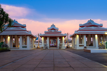 Obraz premium The atmosphere inside Wat Arun temple landmark and iconic of Bangkok during sunset with Chinese pavillion.