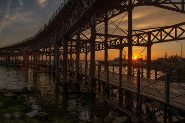 Fototapeta premium Atardecer en el puente