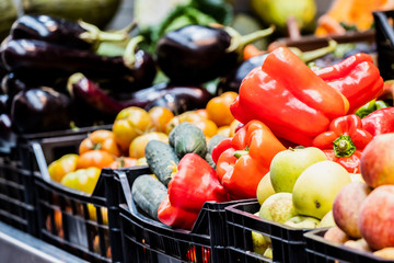 Légumes frais sur un étal de marché