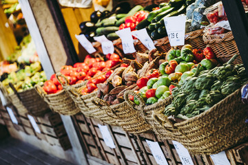Légumes frais sur un étal de marché