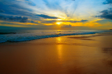 Fototapeta na wymiar Beach of the ocean and bright sunrise .
