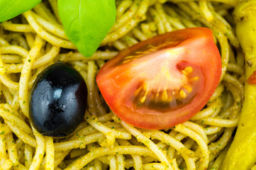 Spaghetti mit grünem Pesto