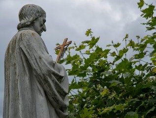 Statue du curé d'Ars à Lourdes, Pyrénées, France