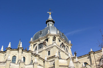 Fototapeta na wymiar clocher de la cathédrale