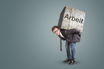 Konzept eines Mannes unter schwerer Belastung durch Arbeit