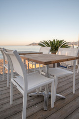 Table de restaurant sur la plage